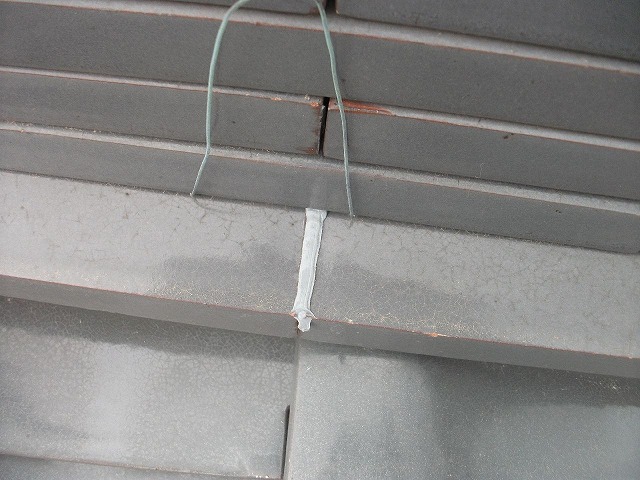 細かい瓦の隙間にシーリング材